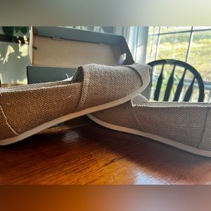 BNWT Tom’s size 11